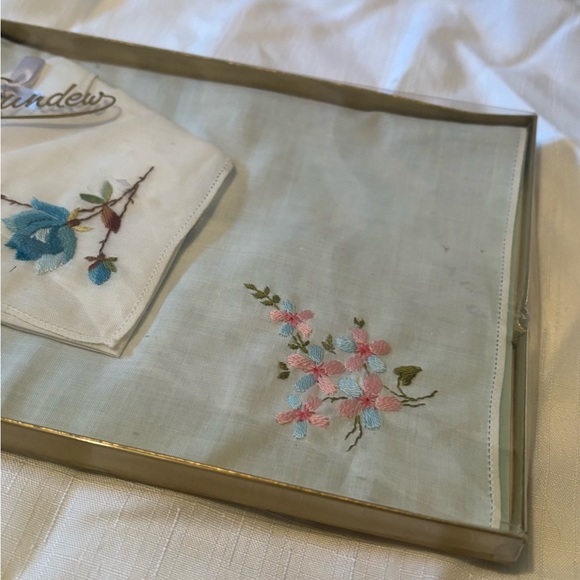 Vintage Embroidered Handkerchief Set with Floral Design - Picture 3 of 4